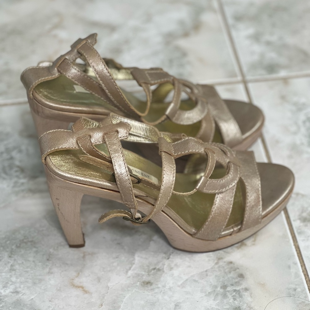Cynthia Vincent Platform Wooden Sandals, gold metallic, size 9.5, 4” heel